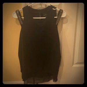 NWT fun cold shoulder blouse. Size M. Worthington